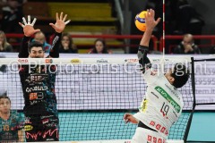 hernandez ramos fernando (n.19 schiacciatore kioene padova) schiaccia filippo lanza (n.10 schiacciatore sir safety conad perugia)  a muro